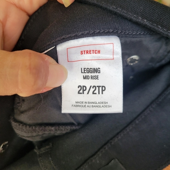 New Express Jeans Women’s Mid Rise Leggings Size 2P- Black Zip Pockets Stretch - Picture 7 of 7